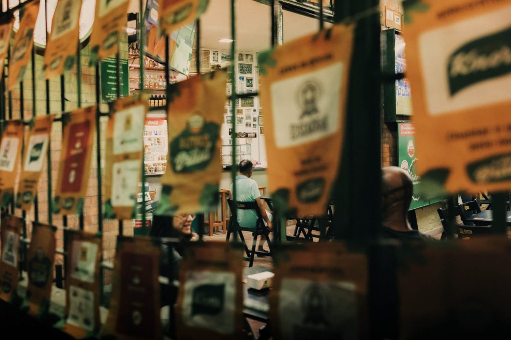 Interior de café com cartazes de bebidas, fotografia de Alexandre de Olanda