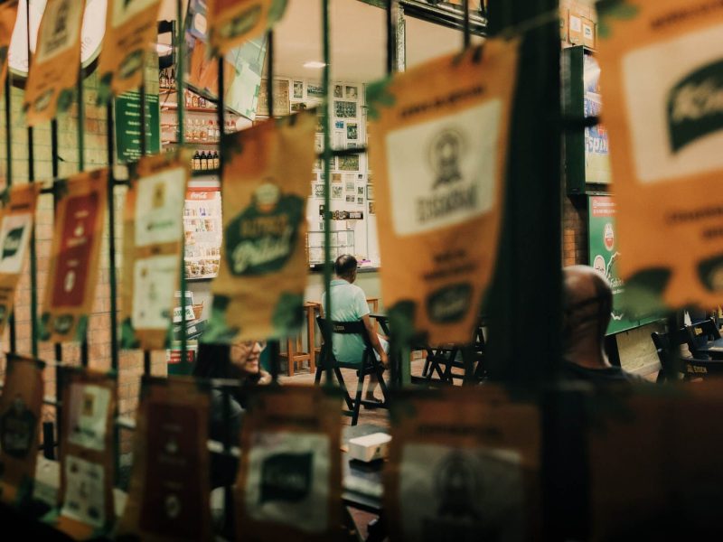 Interior de café com cartazes de bebidas, fotografia de Alexandre de Olanda