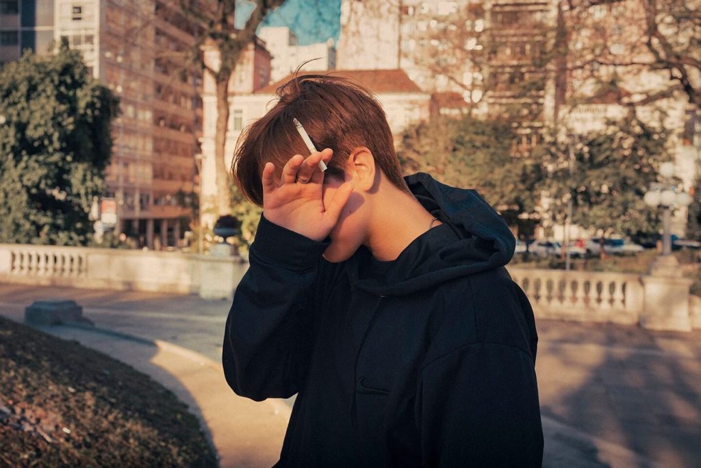 Pessoa em ambiente urbano ao sol, fotografia de Alexandre de Olanda