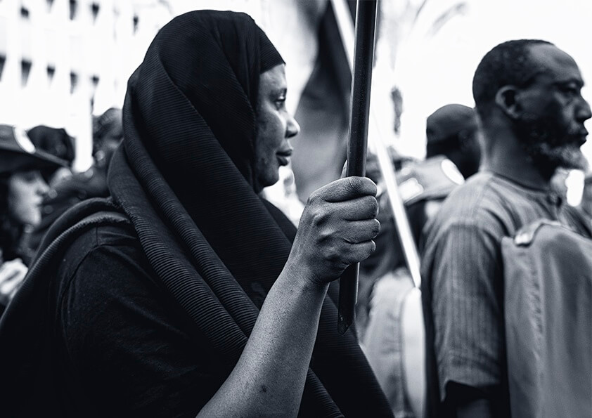 Grupo de pessoas em manifestação urbana, fotografia de Alexandre de Olanda