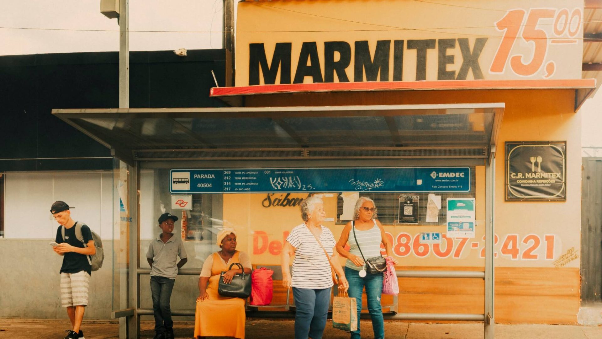 Ponto de ônibus com pessoas aguardando, fotografia de Alexandre de Olanda