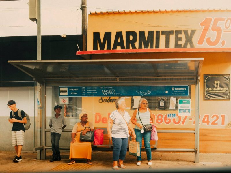 Ponto de ônibus com pessoas aguardando, fotografia de Alexandre de Olanda