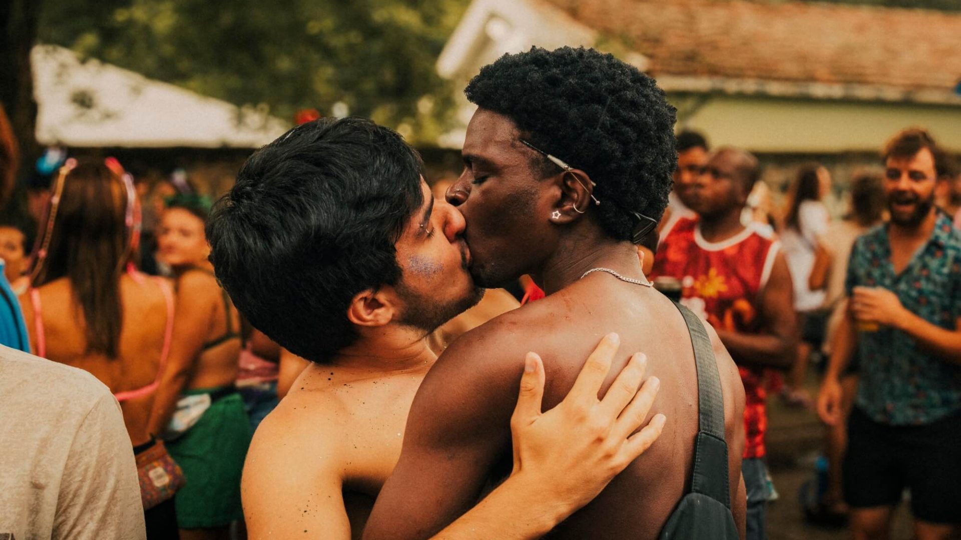 Casal se beijando em celebração coletiva, fotografia de Alexandre de Olanda