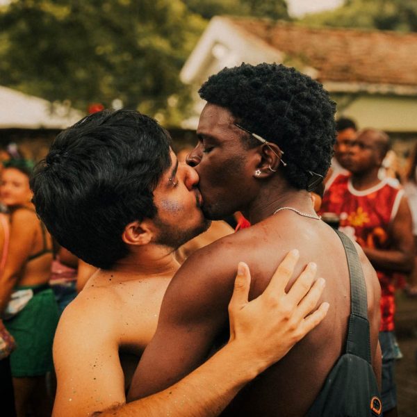 Casal se beijando em celebração coletiva, fotografia de Alexandre de Olanda