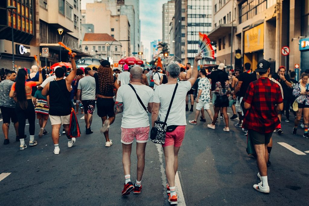 Multidão em parada do orgulho LGBTQIA+, fotografia de Alexandre de Olanda