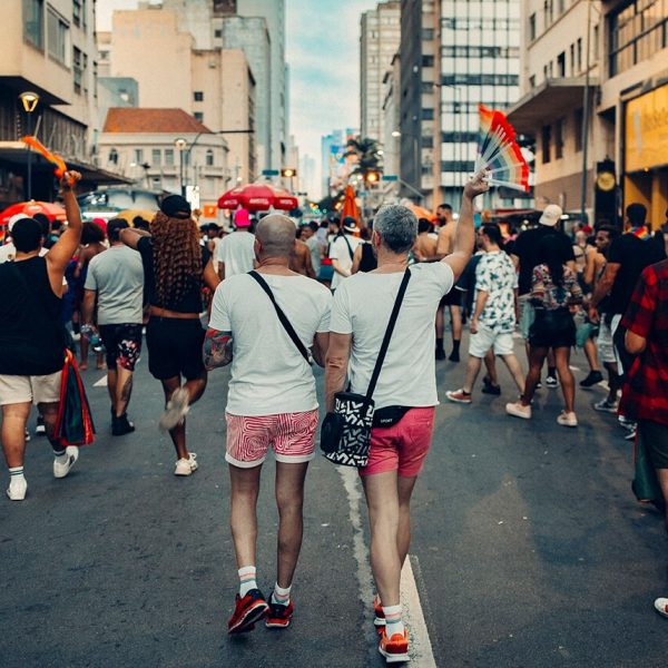 Multidão em parada do orgulho LGBTQIA+, fotografia de Alexandre de Olanda