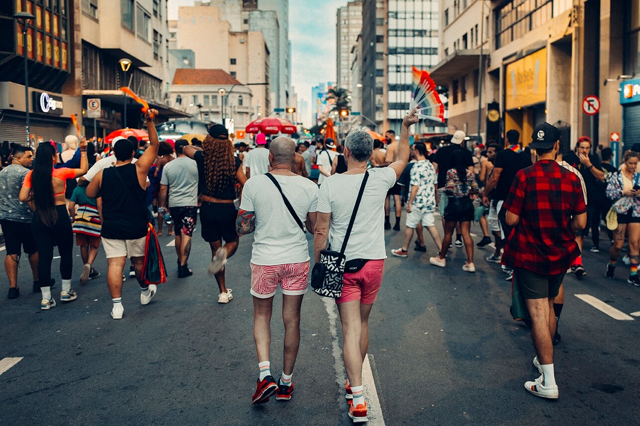 Multidão em parada do orgulho LGBTQIA+, fotografia de Alexandre de Olanda