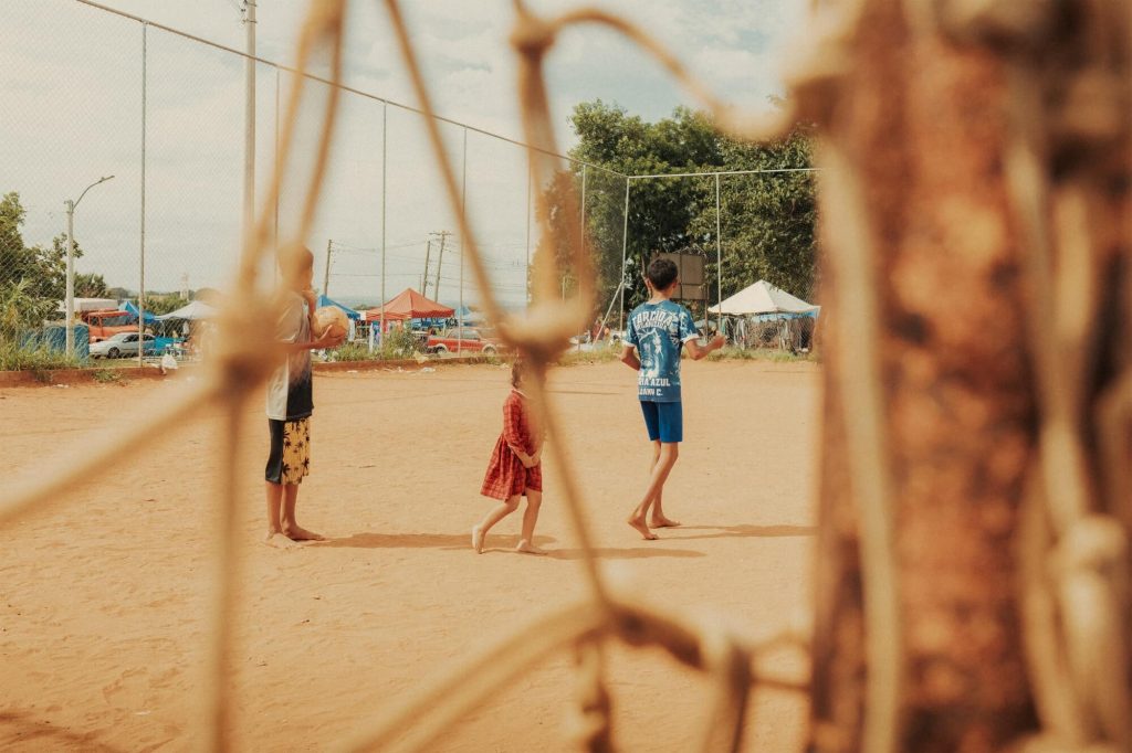 Crianças brincando em campo de areia, fotografia de Alexandre de Olanda