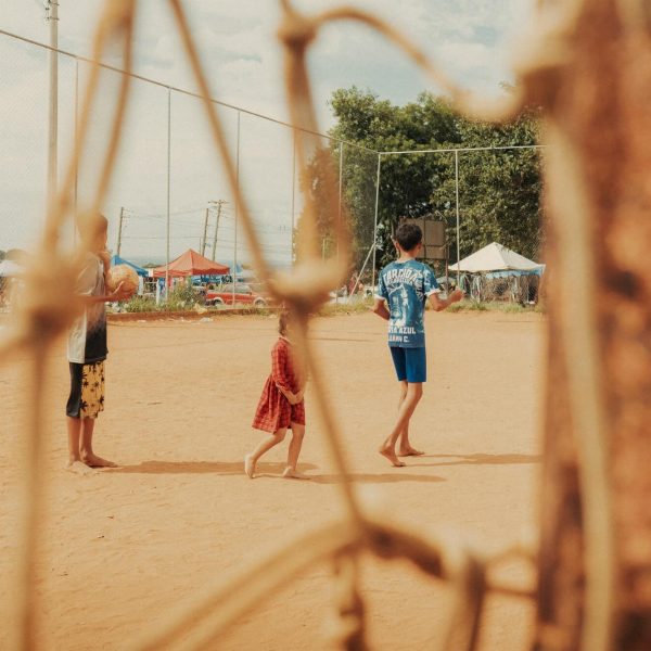 Crianças brincando em campo de areia, fotografia de Alexandre de Olanda