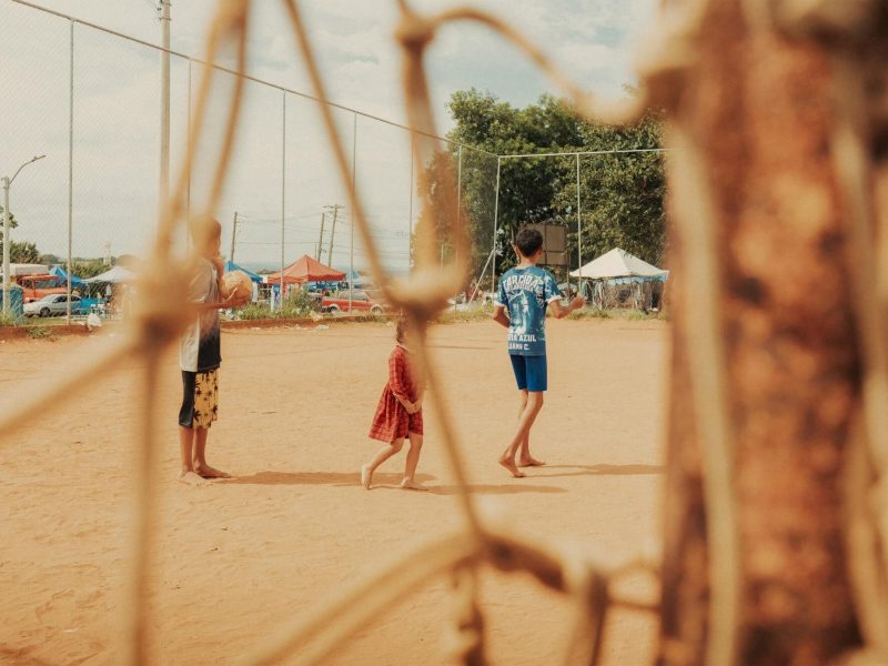 Crianças brincando em campo de areia, fotografia de Alexandre de Olanda